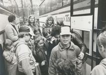 863199 Afbeelding van enkele Wijk C-kinderen met begeleiders bij een touringcar, tijdens een uitstapje naar het ...